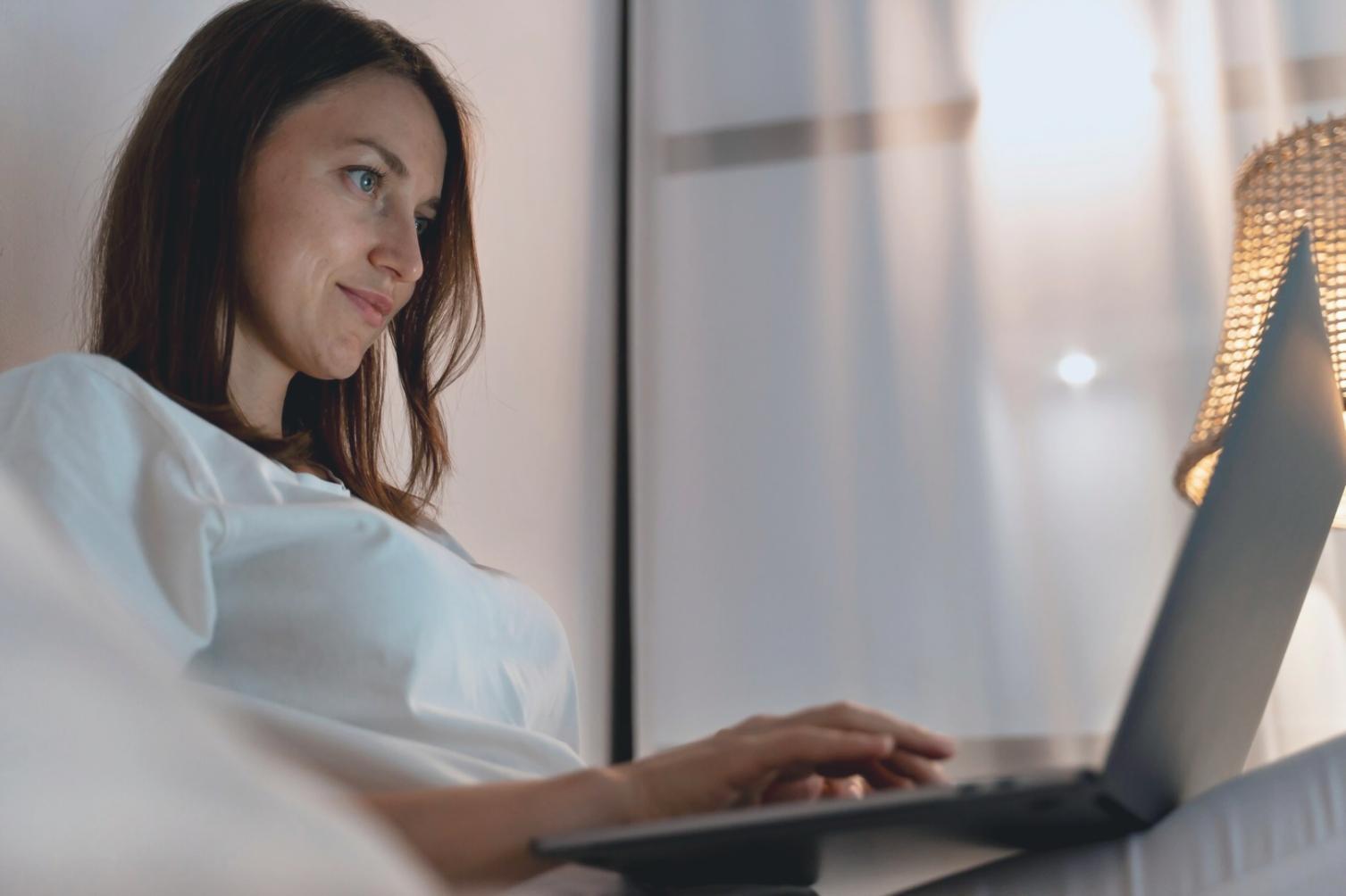 Moderne Büroumgebung mit Fokus auf strategische Finanzplanung